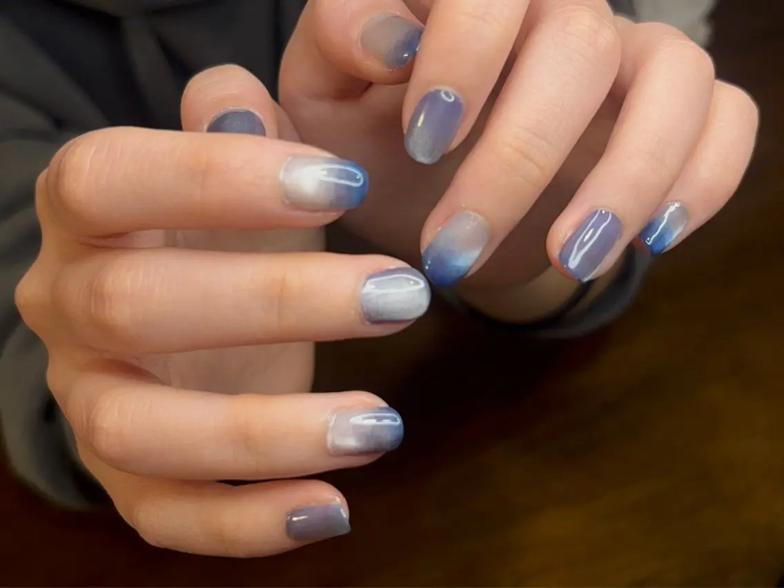 ネイル ブルー シルバー ハンドネイル Nail Room Kislap.のネイルデザイン