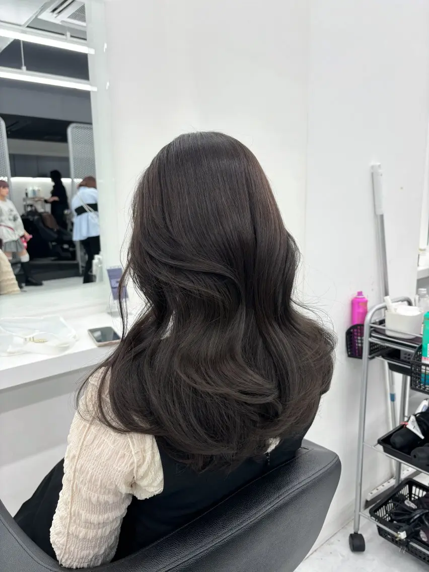 ロング カラー 抜け感レイヤー︴ ニュアンスカラーのヘアスタイル