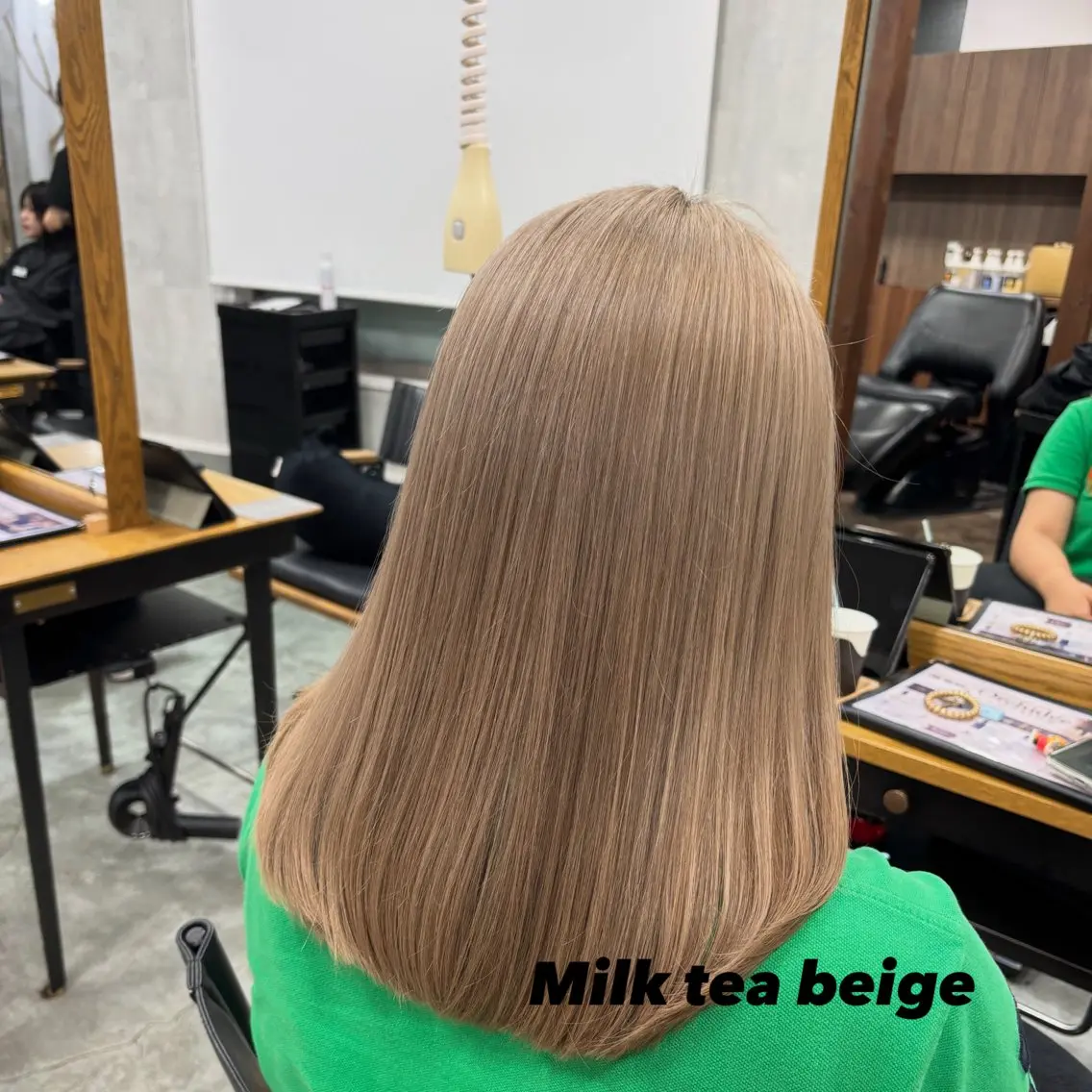 ミディアム ヘアカラー 市毛 結菜のヘアスタイル