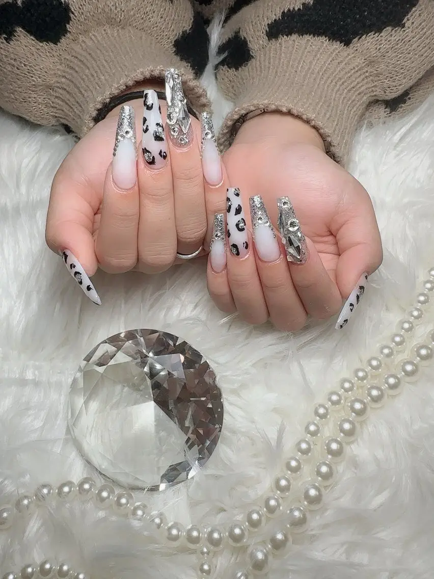 ネイル フレンチネイル ラメ(グリッター) ロングネイル スカルプネイル nail salon azuのネイルデザイン