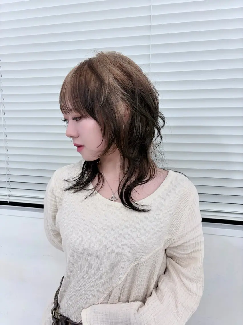 ロング カラー カット 個性派ウルフ ／ハッシュカットのヘアスタイル