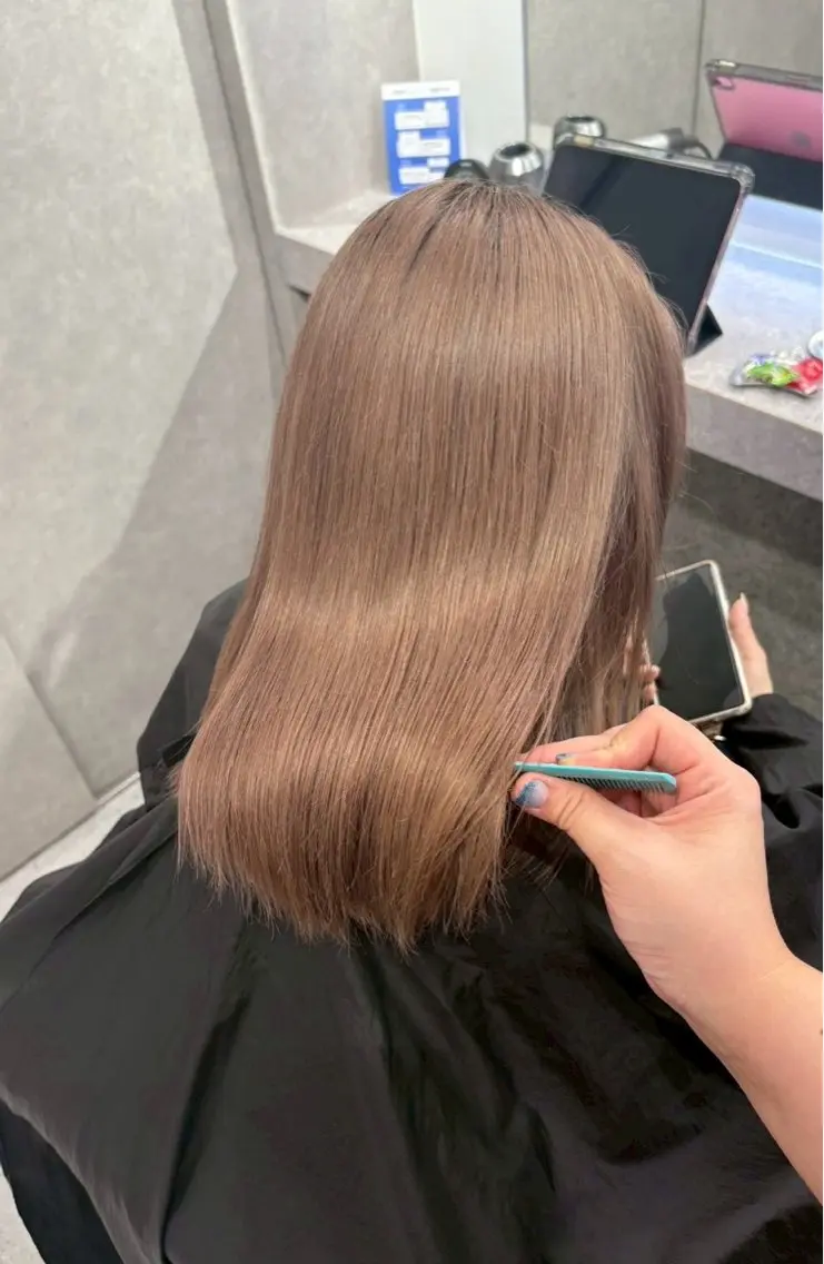 セミロング カラー ベージュカラー ブリーチ ブラウンカラー 透明感カラー ヘアカラー トリートメント ハイトーン🪼派手髪 mahoのヘアスタイル