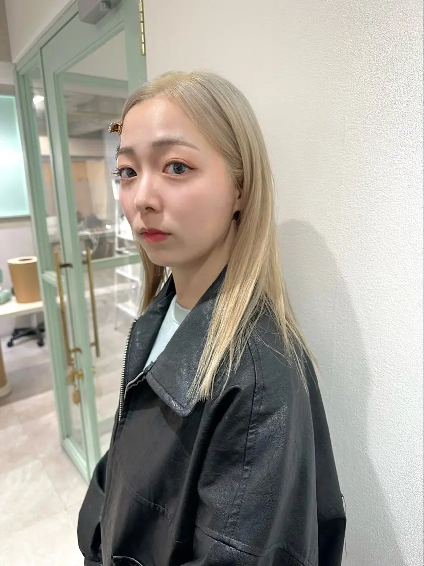 セミロング カラー ブロンド ホワイトブロンド カット ヘアカラー トリートメント ケアブリーチ特化✨/ 艶カラー/エクステのヘアスタイル