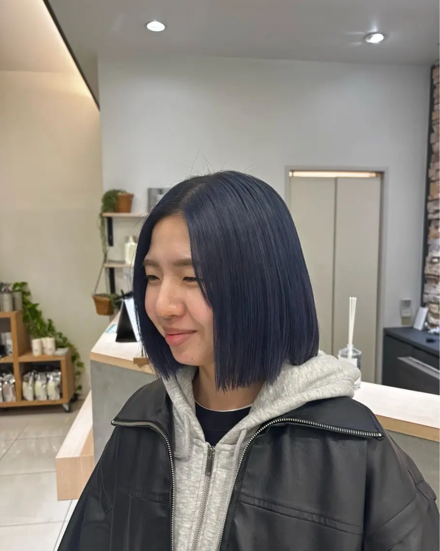 カラー ブリーチ ブルーカラー ネイビーカラー SLASHスラッシュ 辻村  彩華のヘアスタイル