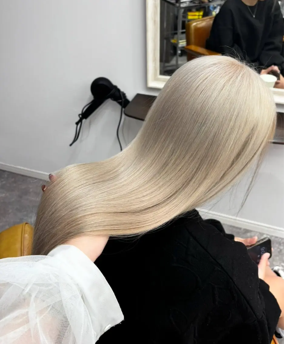 カラー ベージュカラー ブリーチ ホワイトベージュ ヘアカラー 楢本 莉子のヘアスタイル