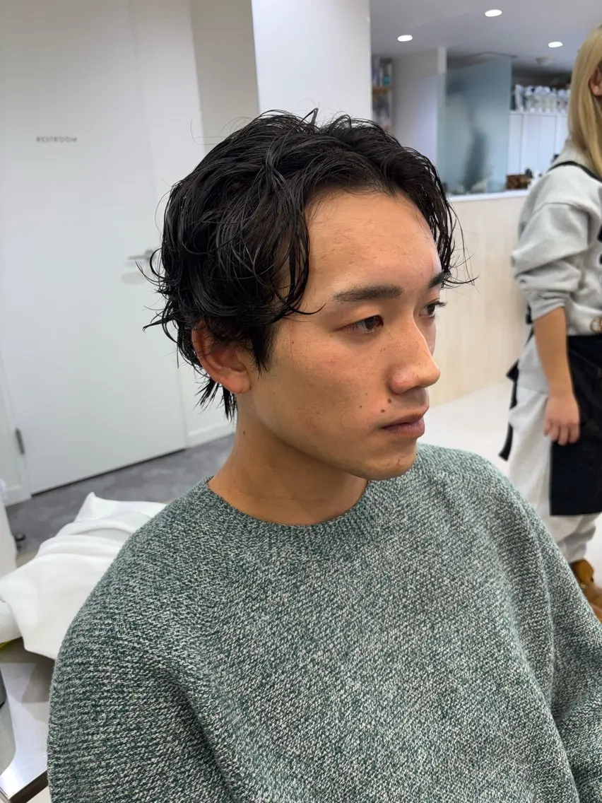 パーマ メンズ ビジネス メンズパーマ スペインカール 波巻きパーマ ニュアンスパーマ ニュアンスパーマ/ フェザー/マッシュのヘアスタイル