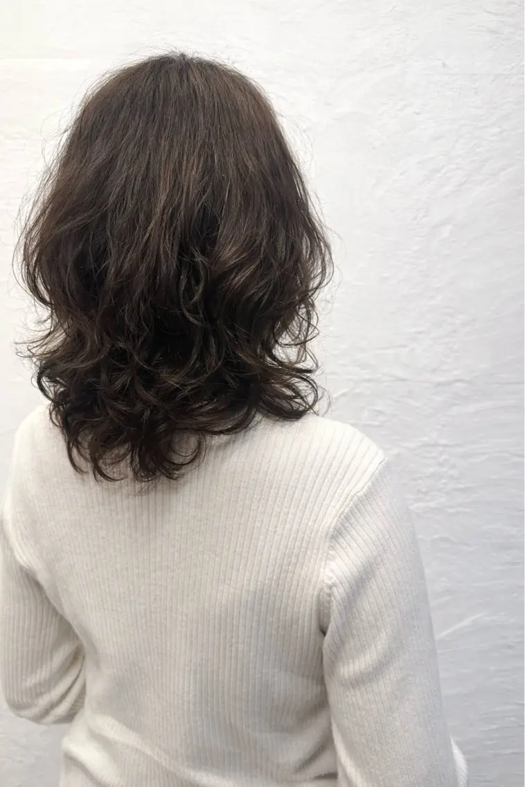 ミディアム ミディアムパーマ ケアカラー レイヤーカット 大園 晃のヘアスタイル
