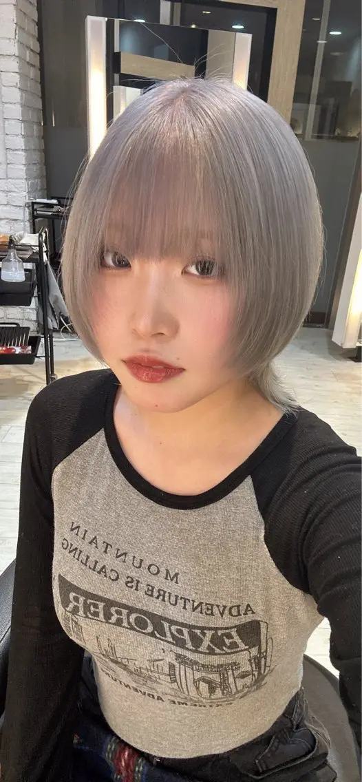 ショート カラー ブリーチ シルバー ホワイトシルバー カット ヘアカラー トリートメント 有働由良／ハイトーン ／韓国メンズヘアのヘアスタイル