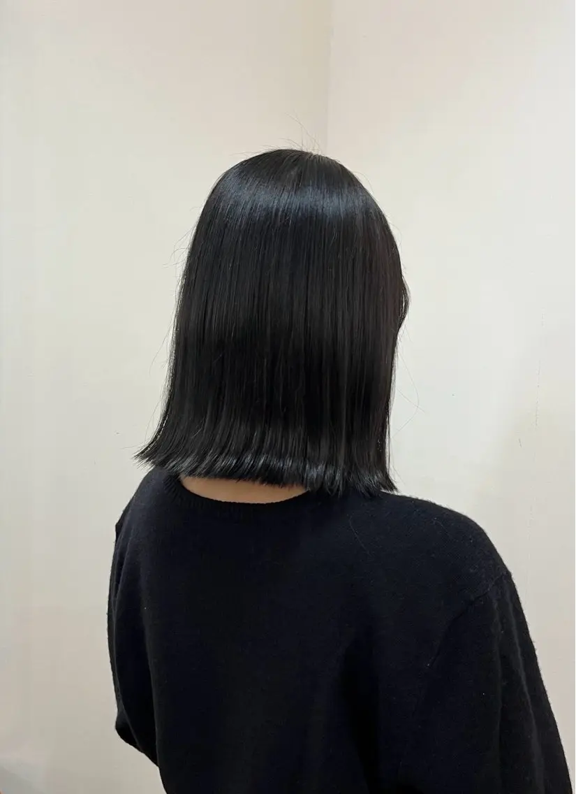 ミディアム カラー 黒髪 ブルーカラー ブルーブラック ヘアカラー 永井 里歩のヘアスタイル