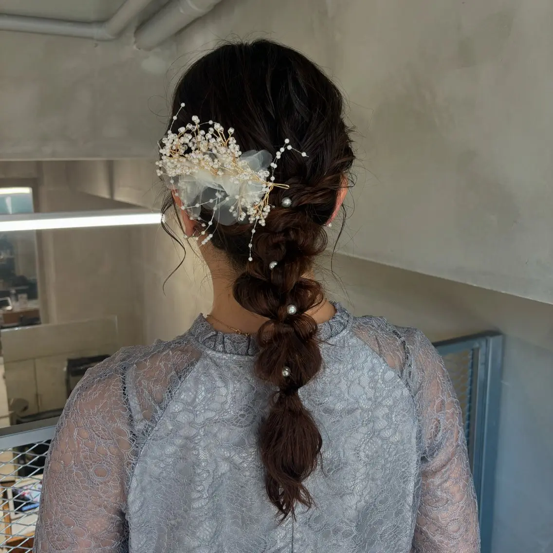 ヘアアレンジ 結婚式・ブライダル ヘアセット 🧸柔らかベージュ/ 顔周りレイヤー/ミクのヘアスタイル