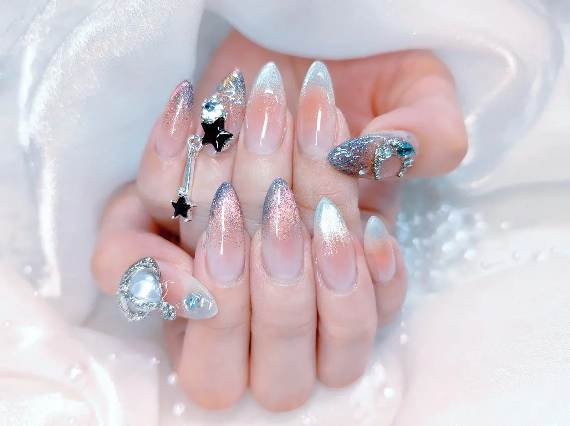 ネイル チークネイル フレンチネイル キラキラネイル マグネットネイル マグネットフレンチ Chouette Nailのネイルデザイン