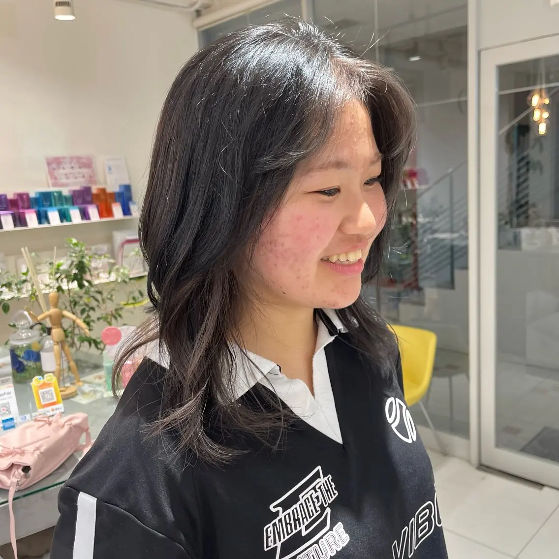 セミロング 顔周りカット かきあげバング 由比藤理子 ブリーチカラー🌈のヘアスタイル