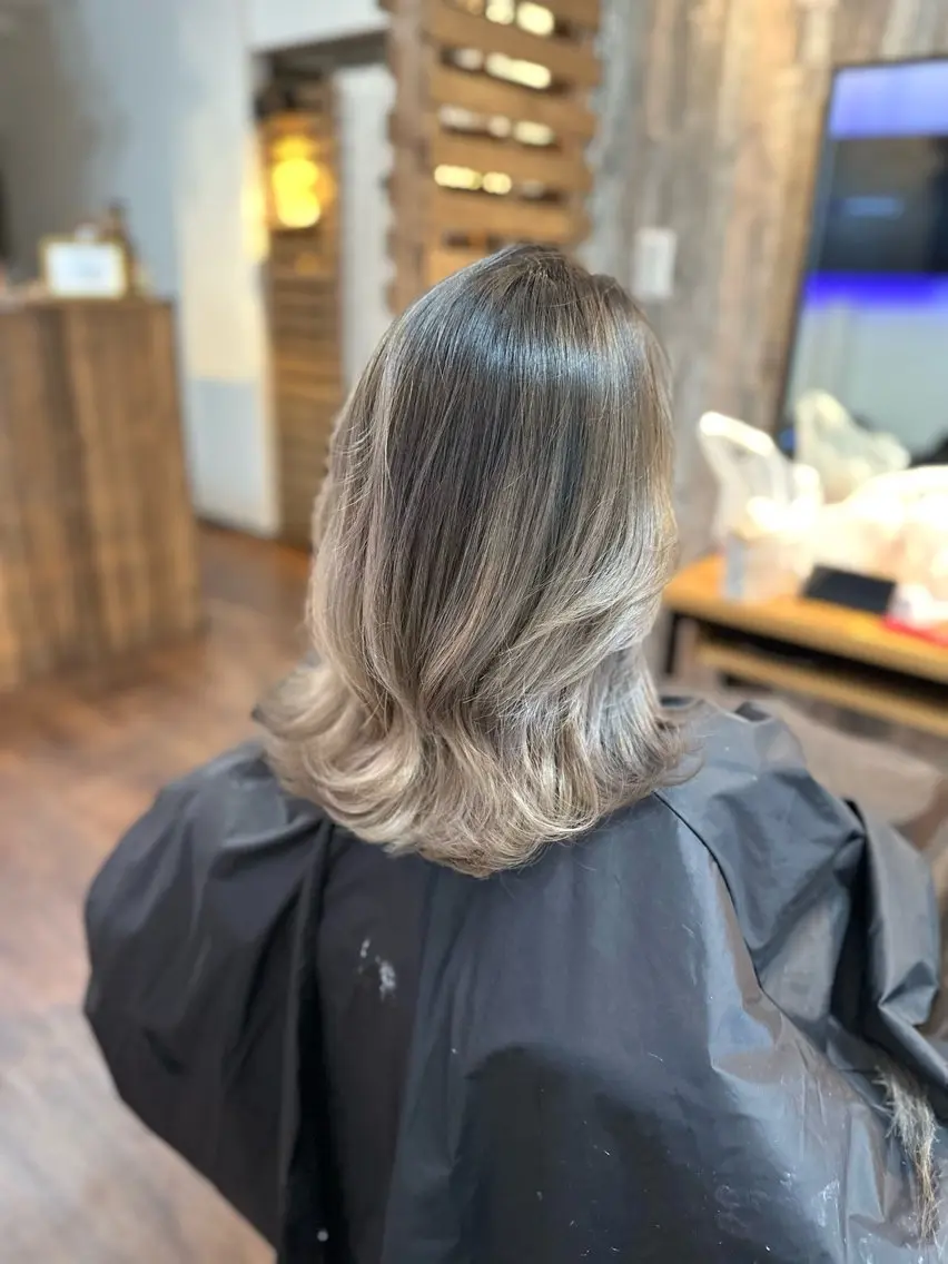 ミディアム カラー バレイヤージュ ベージュカラー ブリーチ レイヤーカット カット ヘアカラー トリートメント Luzir⭐︎ GEN⭐︎のヘアスタイル