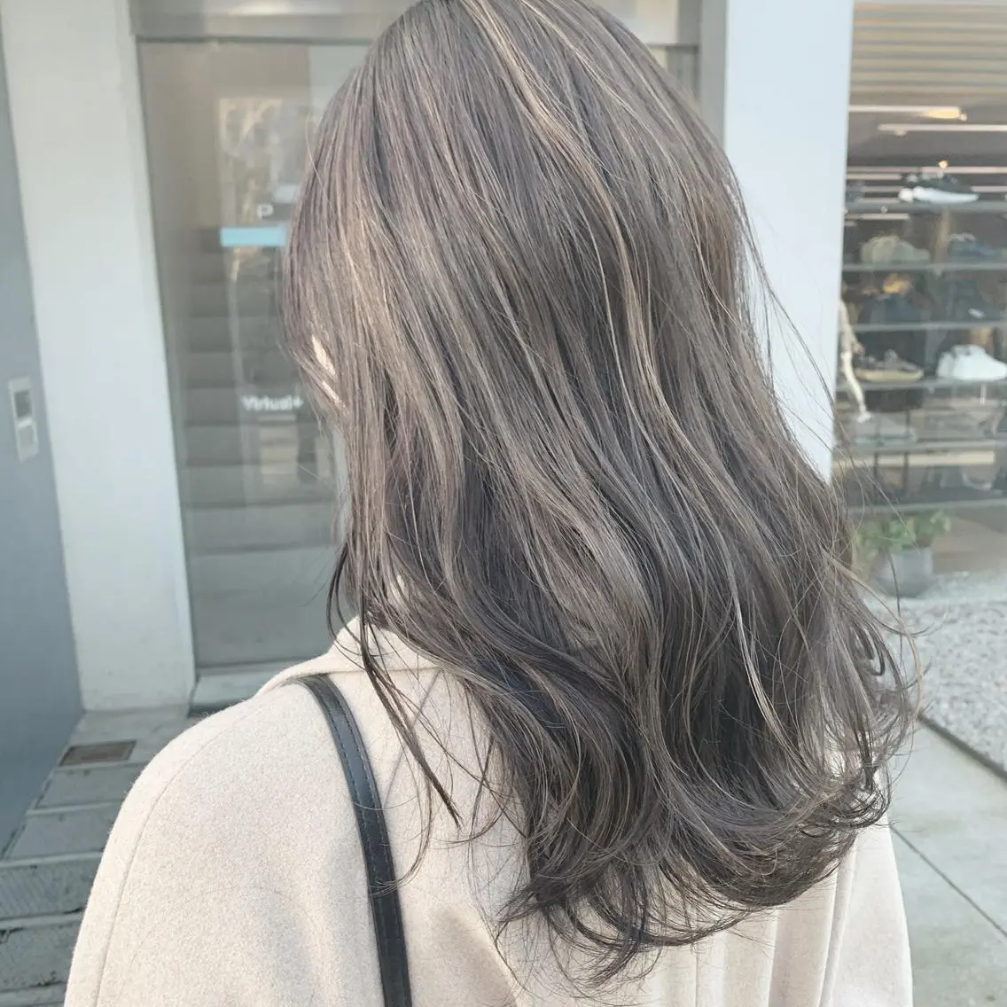 ロング カラー ネイル ハイトーンボブ 前田 表参道　グレージュのヘアスタイル