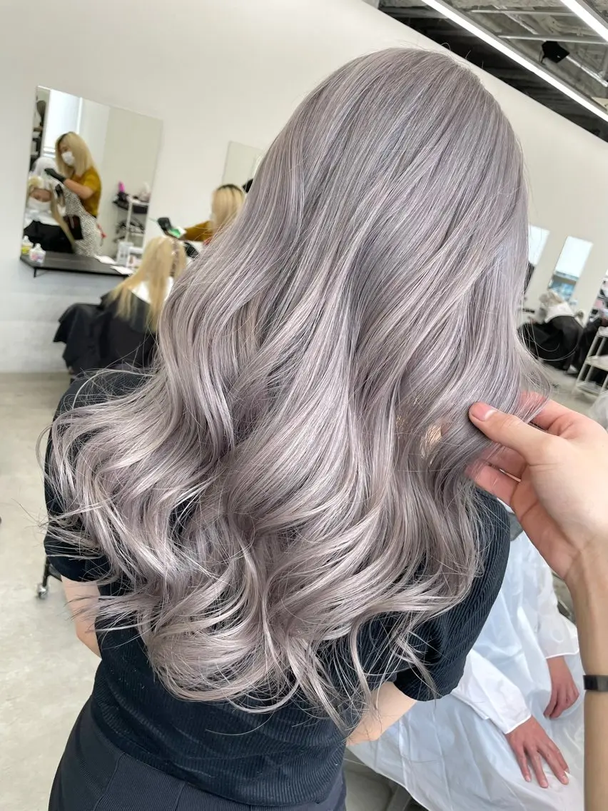 カラー 透明感カラー グレージュ シルバー シルバーグレージュ ヘアカラー ブリーチ/ハイトーン 名古屋栄 リカのヘアスタイル