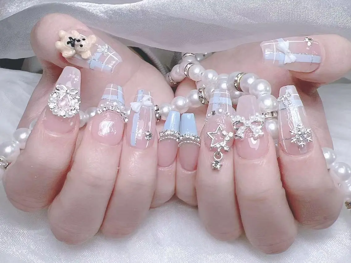 ネイル 長さ出し キラキラネイル 韓国ネイル ロングネイル マグネットネイル ハンドネイル ハンドケア Akira✨ nailのネイルデザイン