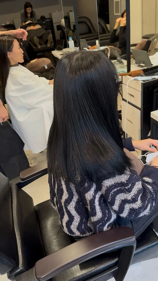 セミロング カラー 黒髪 ブリーチ ブルーカラー ブルーブラック ブリーチなしカラー カット ヘアカラー トリートメント Mikuレイヤー /高発色カラーのヘアスタイル