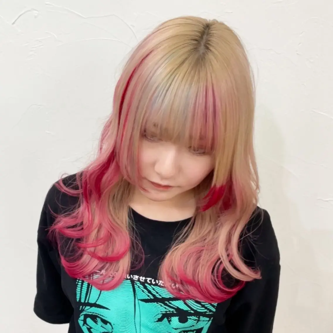 セミロング カラー ブロンド デザインカラー レッドカラー ブリーチなしピンク 赤井龍斗のヘアスタイル