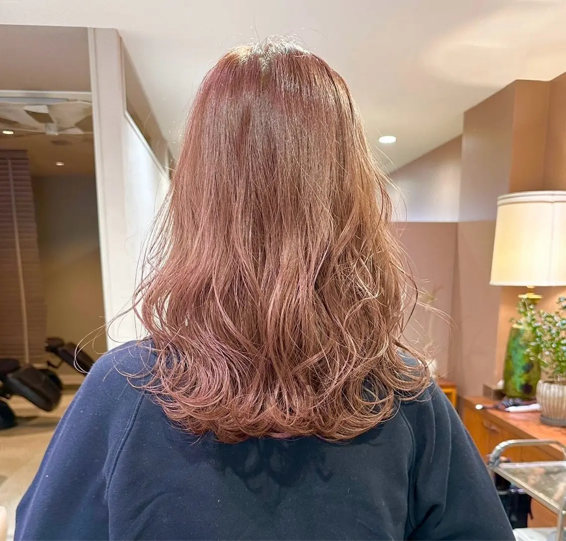 セミロング カラー オレンジ ピンクカラー ✨️赤み消しカラー/ けんしん/ミルクティのヘアスタイル