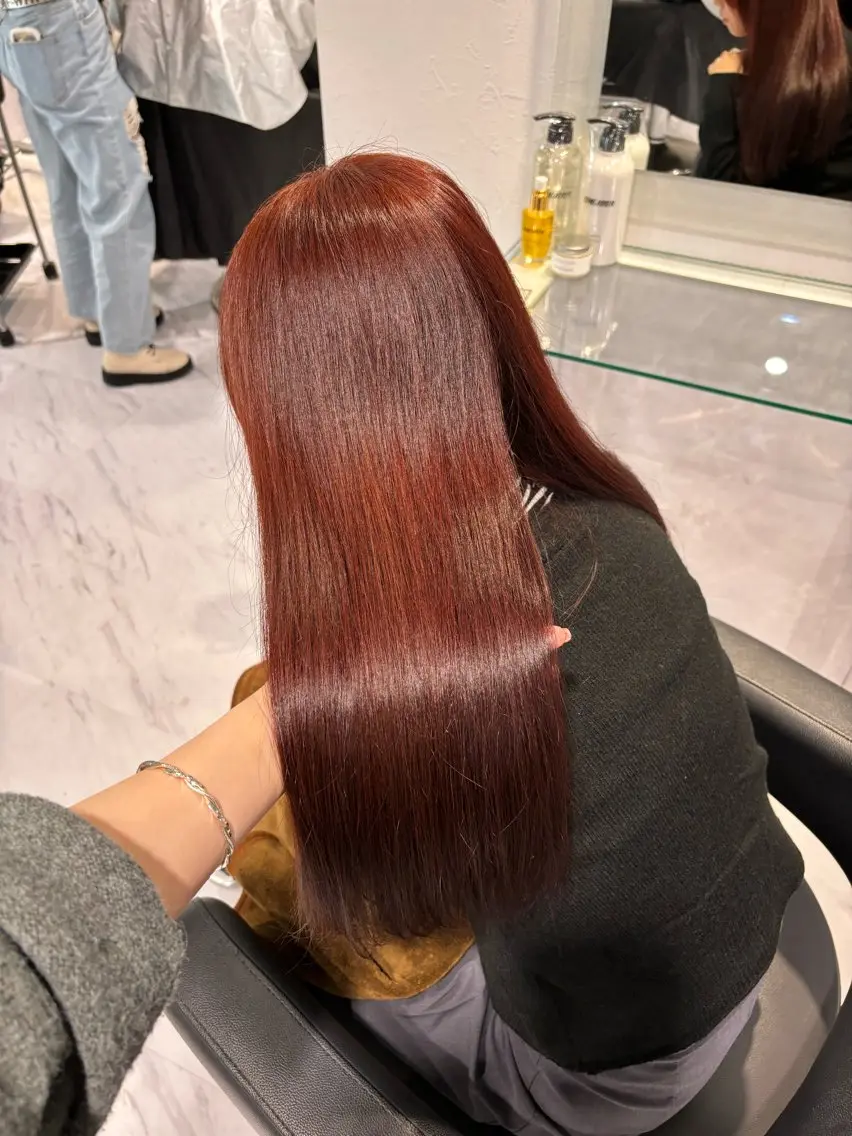 ロング カラー ブリーチ ダブルカラー ブリーチなしカラー レッドカラー 髪質改善 ヘアカラー トリートメント ヘッドスパ ヘアセット 表参道♡暗髪♡ 艶カラー♡アユミのヘアスタイル
