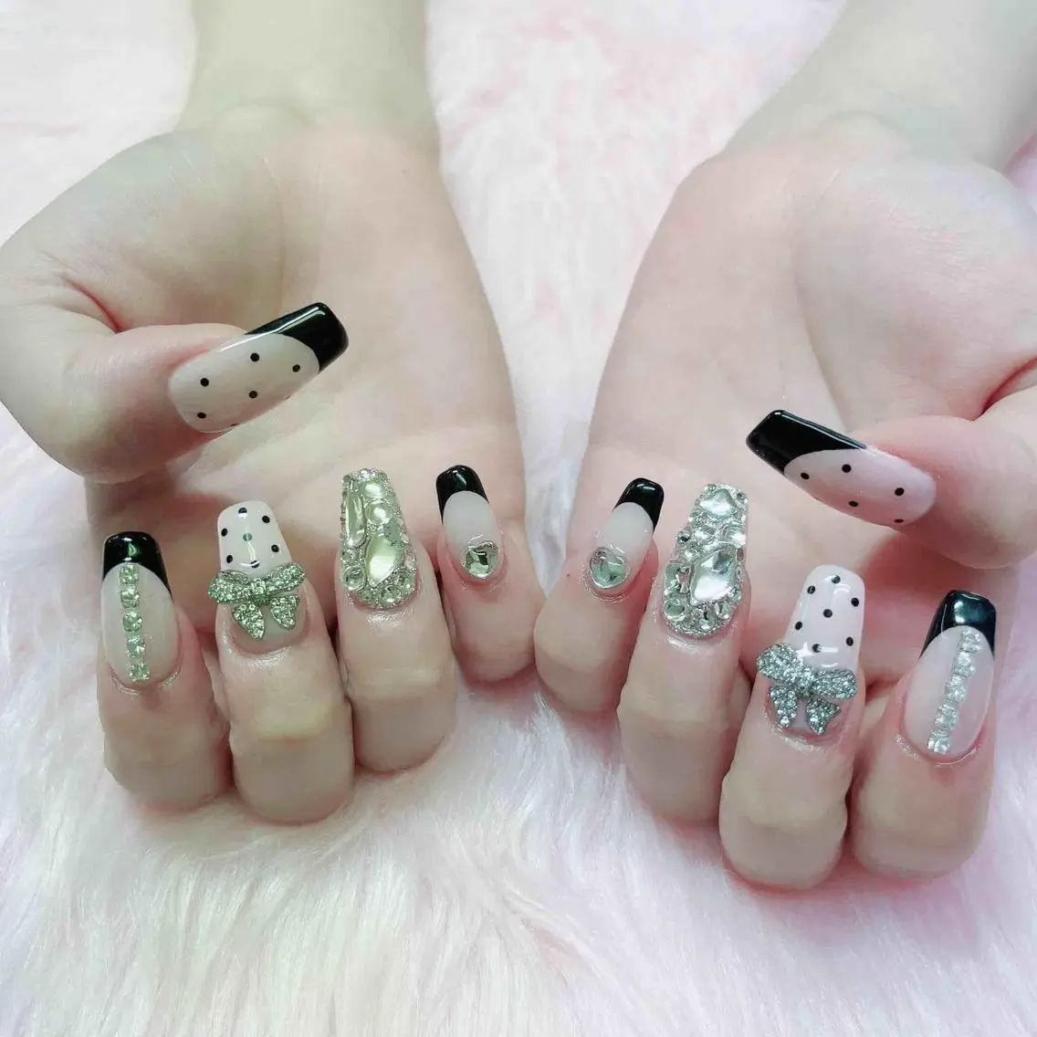 ネイル フレンチネイル ハンドネイル MoonNail ユリ🌸のネイルデザイン