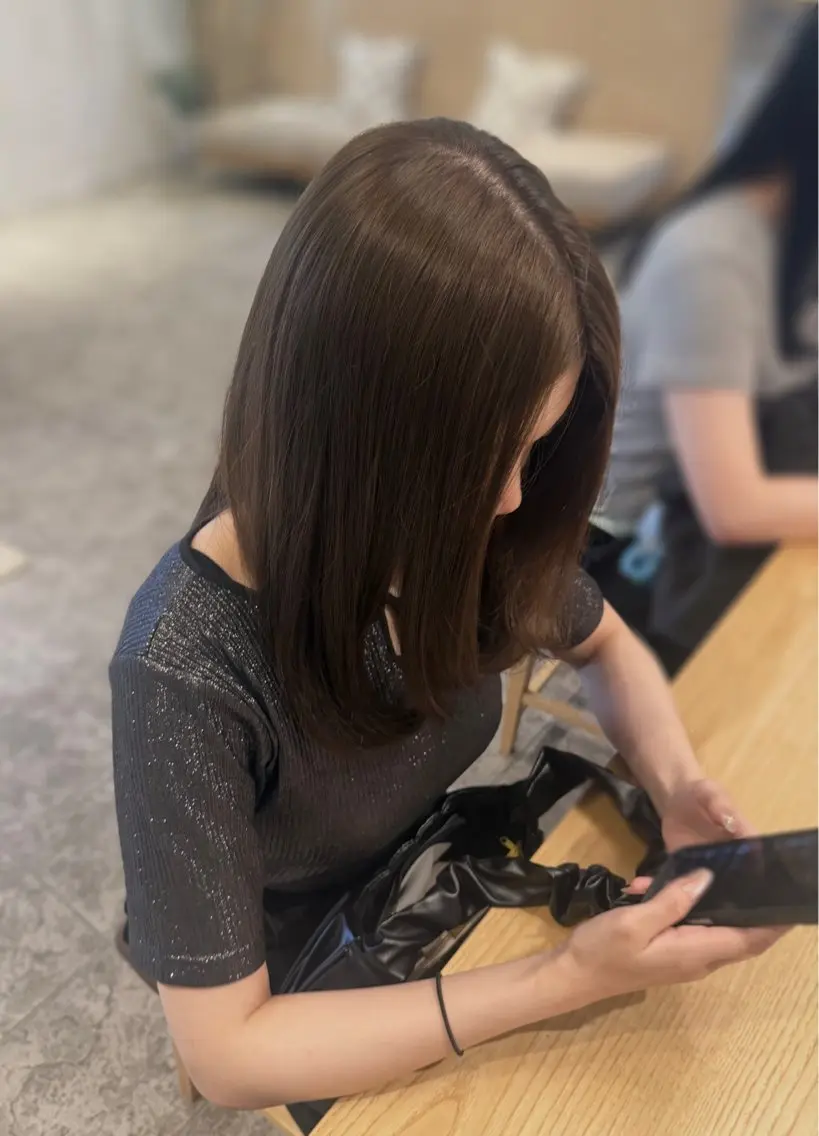 ミディアム カラー アッシュ ベージュカラー ブリーチ ダブルカラー ブリーチなしカラー 西村 華凜のヘアスタイル