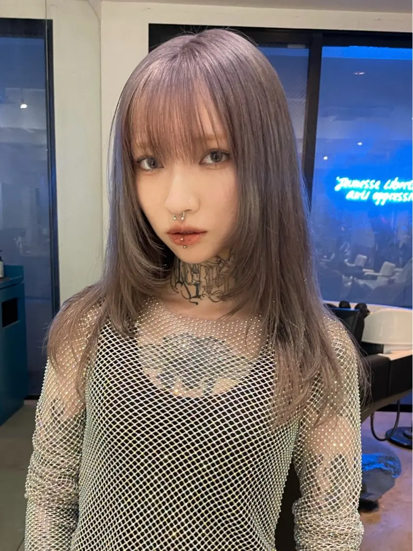 ロング カラー ブリーチ ダブルカラー イヤリングカラー ハイライトカラー ハイトーンカラー ヘアカラー トリートメント スパイラルパーマ 🌐hina⭐️のヘアスタイル