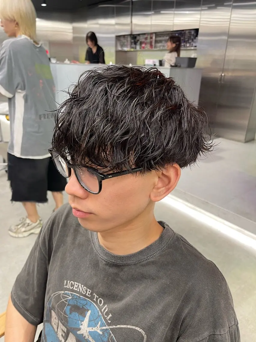 ショート パーマ メンズ センターパート フェードカット メンズハイライト メンズメッシュ マッシュ カット パーマ 石井 光星のヘアスタイル