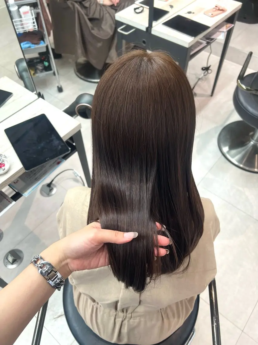 ロング カラー カット ヘアカラー 小森聖奈 韓国風レイヤーカットのヘアスタイル