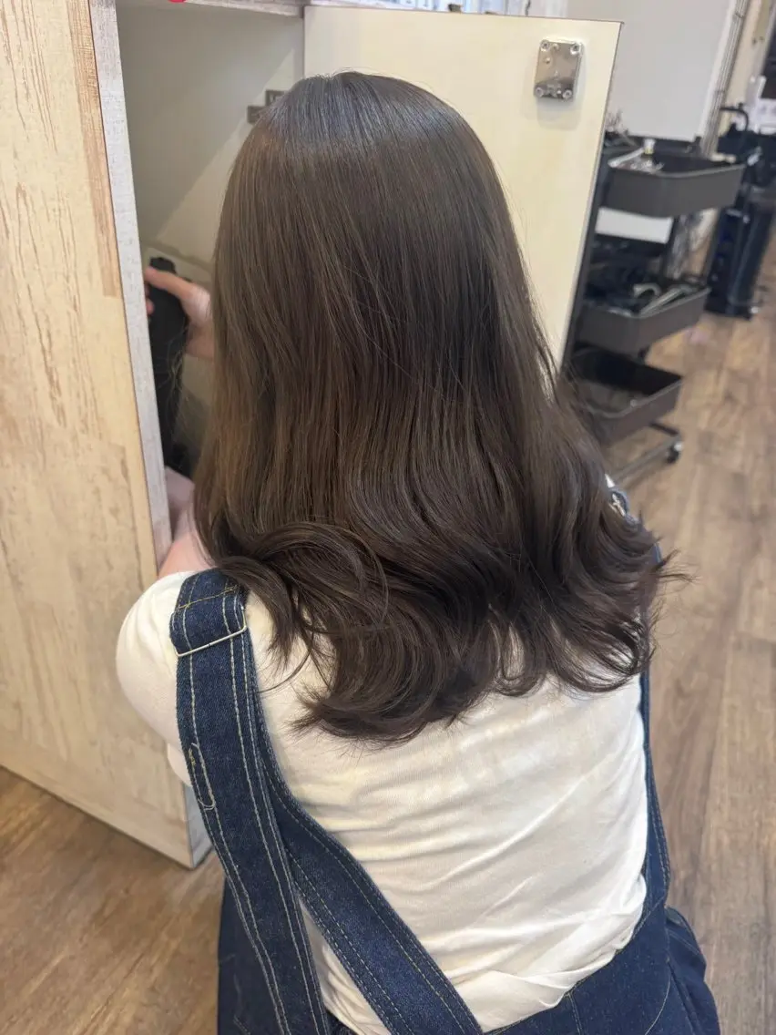 セミロング カラー ブリーチ ダブルカラー グレージュ ブリーチなしカラー オリーブグレージュ ヘアカラー m ā l o.🌷 サカモトマイコのヘアスタイル