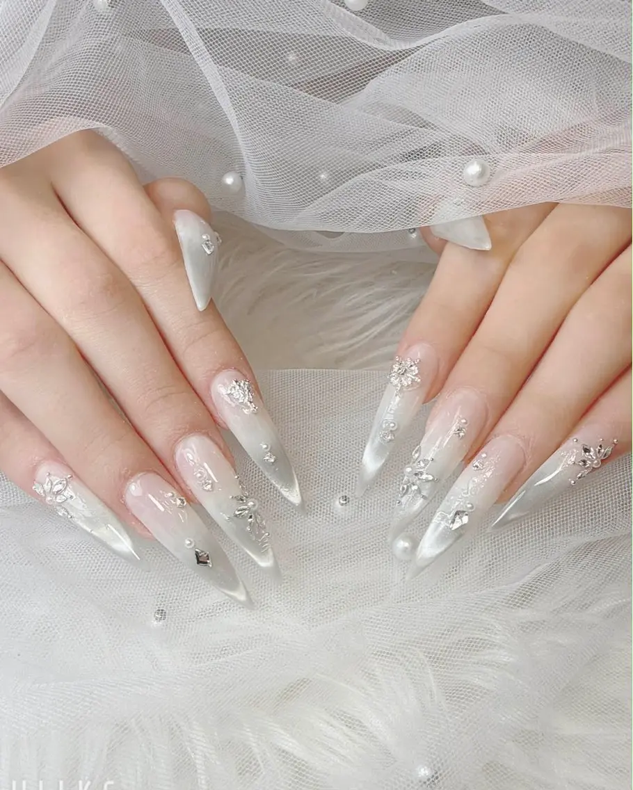 ネイル アートネイル オーロラネイル ボルドー チークネイル フレンチネイル ハンドネイル Sakura Nail Salonのネイルデザイン