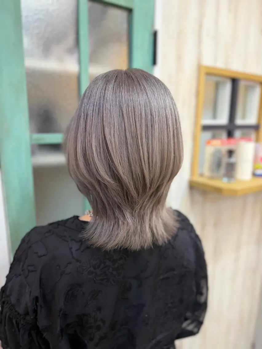 ミディアム カラー ハイトーンカラー シルバー ホワイトシルバー くびれヘア レイヤーカット カット ヘアカラー トリートメント DEST SAKURAのヘアスタイル