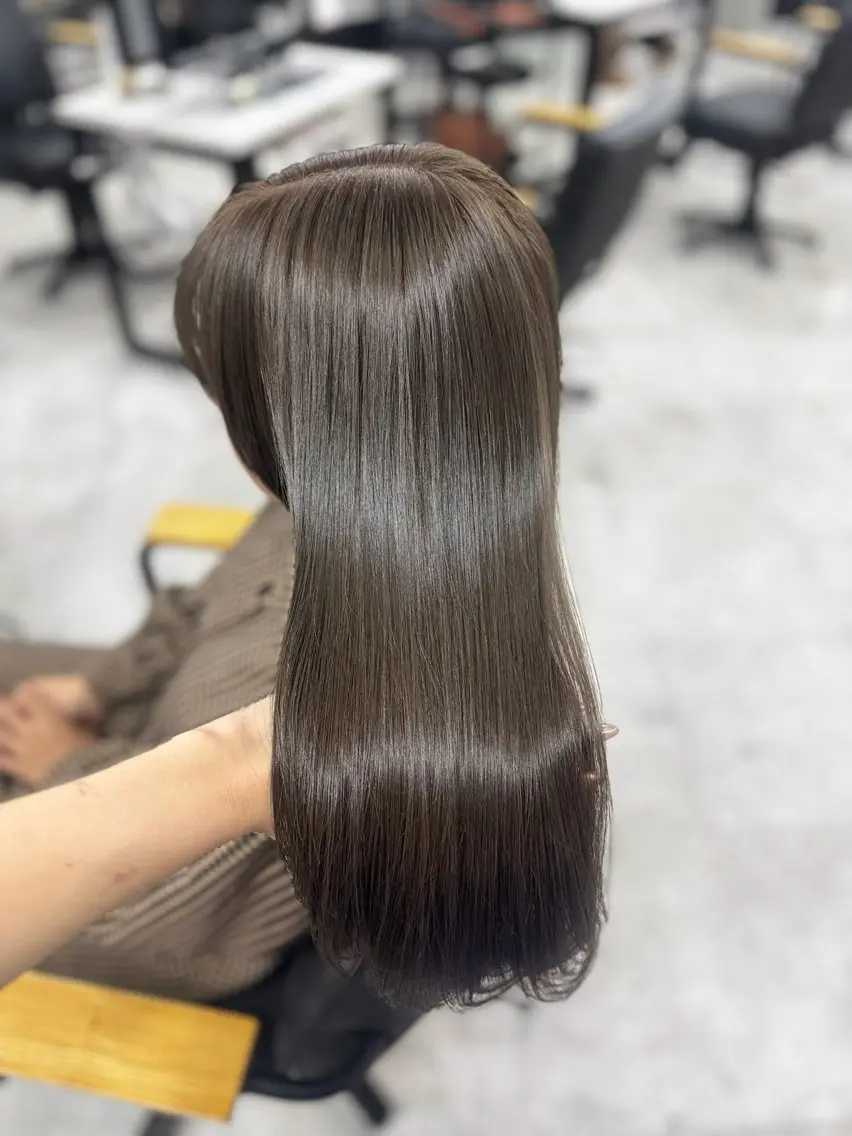 ロング カラー アッシュ アッシュブラウン ベージュカラー ブリーチ ブラウンカラー カット ヘアカラー トリートメント 赤み無し柔らかカラー 【梅田】madokaのヘアスタイル