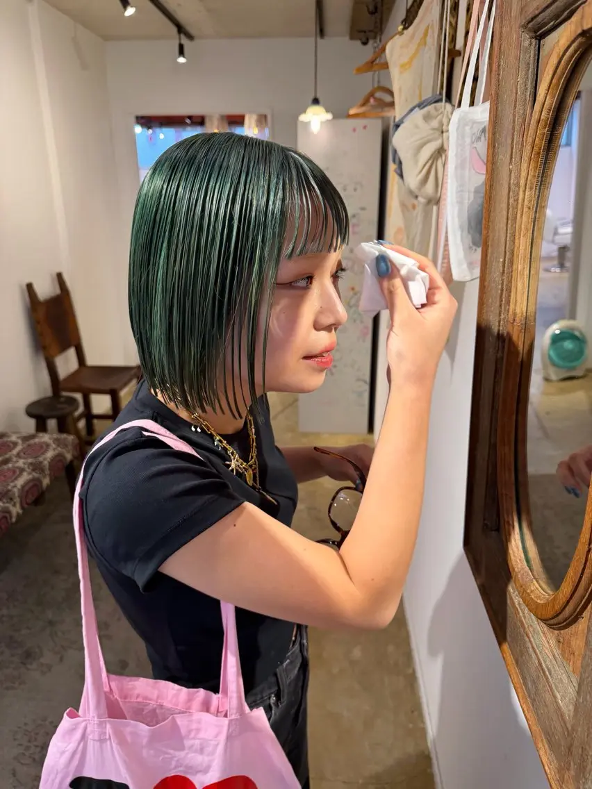 カラー ブリーチ ダブルカラー 安谷 彩香のヘアスタイル