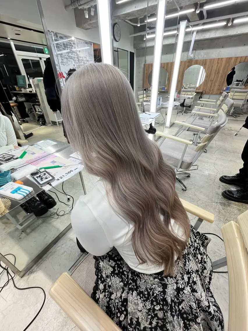 ロング カラー 透明感カラー グレージュ ミルクティーグレージュ 【毎朝セット3分】 メンズパーマ　真人のヘアスタイル