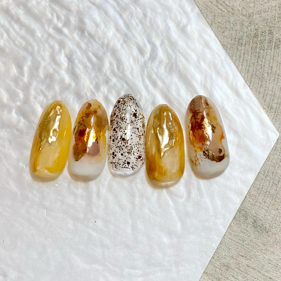 ネイル アートネイル ブラウン ハート ラメ(グリッター) ミラーネイル beauty ☪︎moonのネイルデザイン