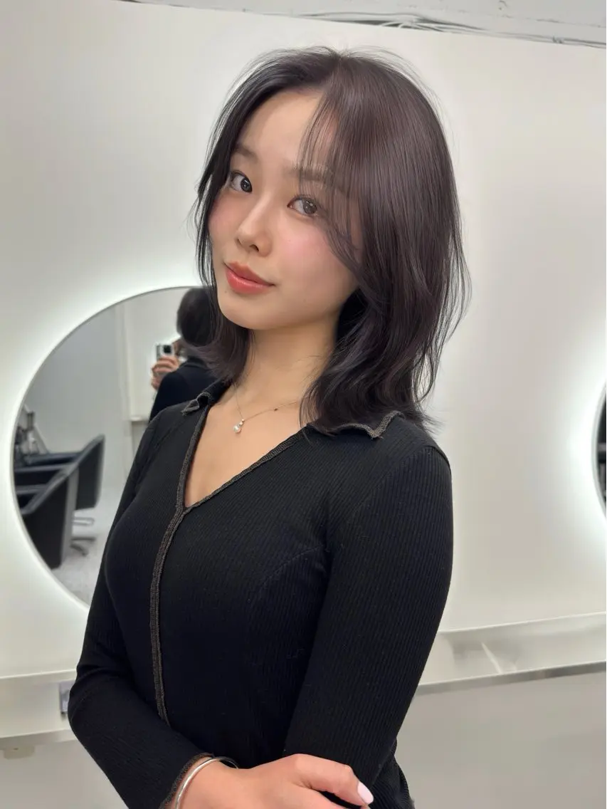 ミディアム カラー ヘアアレンジ ブラウンカラー ラベンダーカラー ラベンダーブラウン 顔まわりレイヤー レイヤーカット カット ヘアカラー トリートメント ヘアセット 韓国レイヤー/ツヤ髪 🤍kosuke🤍のヘアスタイル
