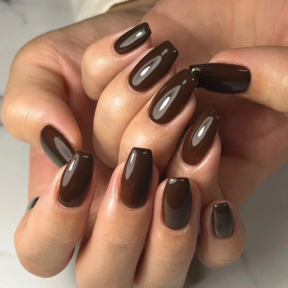 ネイル ブラウン ワンカラーネイル シンプルネイル スクエアネイル 冬ネイル ハンドネイル NAIL NOWのネイルデザイン