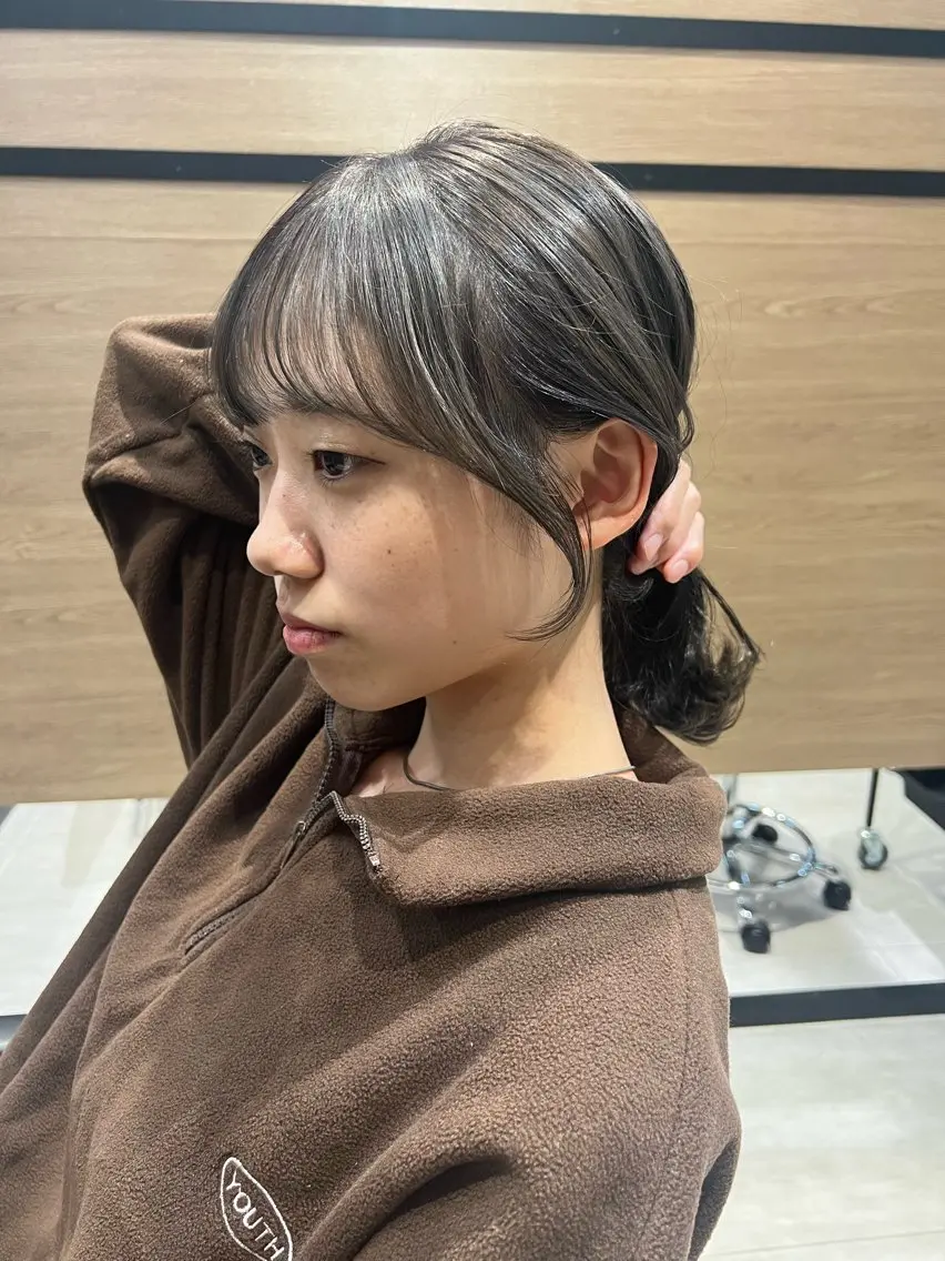ミディアム カラー ヘアアレンジ hiiko顔まわり カットのヘアスタイル