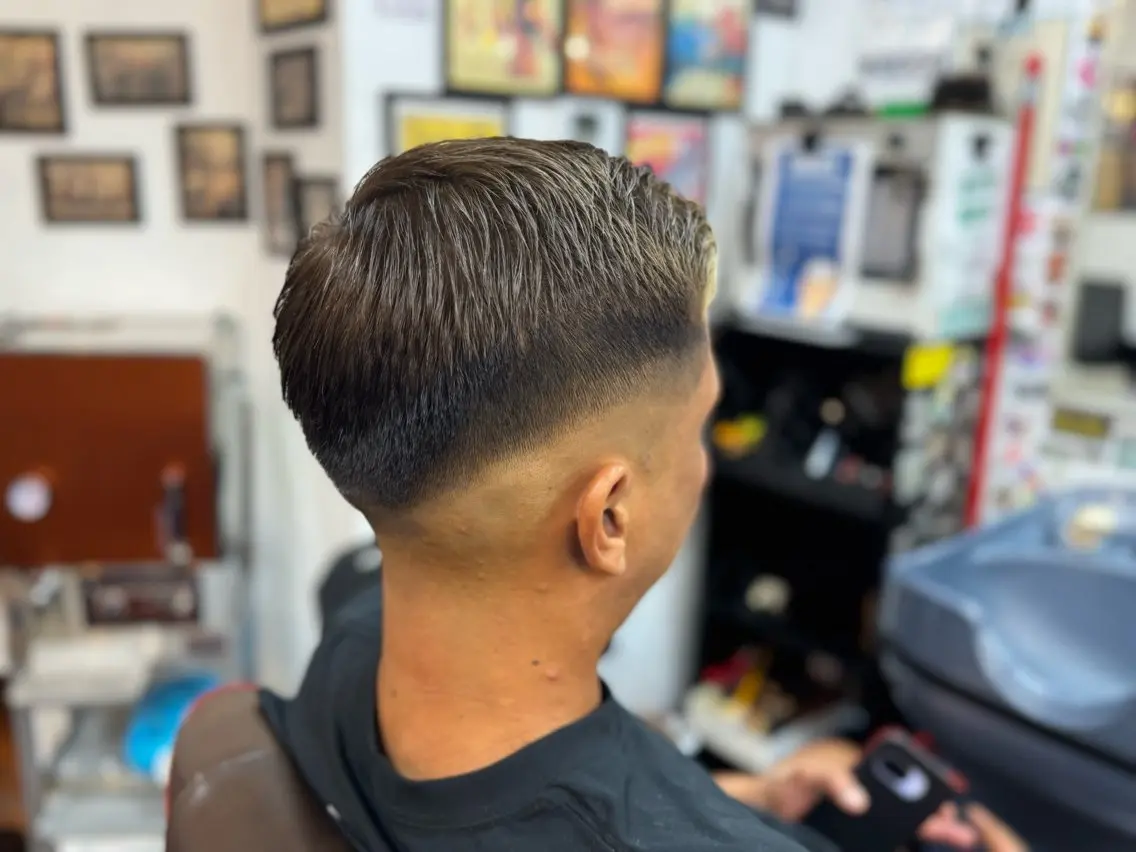 ショート メンズ メンズブリーチ フェードカット カット パピプ理容室 三浦海岸のヘアスタイル