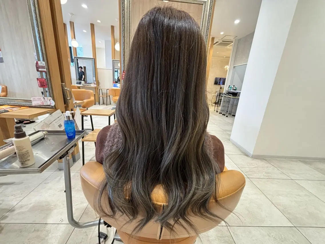 ロング カラー アッシュ ハイライトカラー ハイライト かわにし ゆきのヘアスタイル
