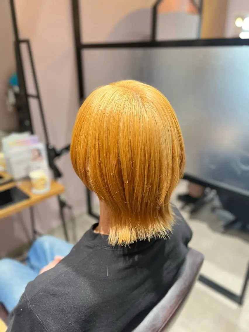ショート カラー 抜きっぱなしブロンド ブロンド 松下 詩恵里のヘアスタイル