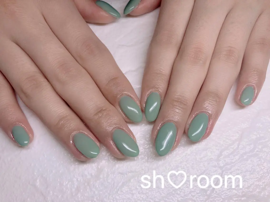 ネイル グリーン キラキラネイル 韓国ネイル ミラーネイル ニュアンスネイル Nail salon Ruuのネイルデザイン