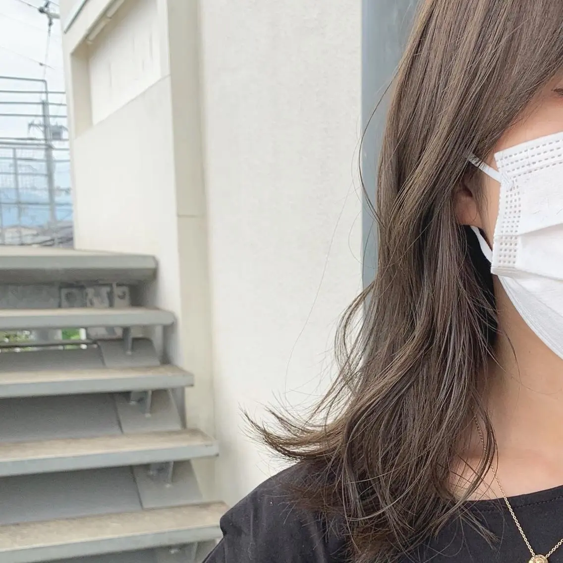 ミディアム アッシュ 岩井 愛生のヘアスタイル