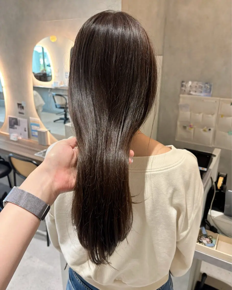 セミロング アッシュ アッシュブラウン ヘアカラー 大久保 愛のヘアスタイル