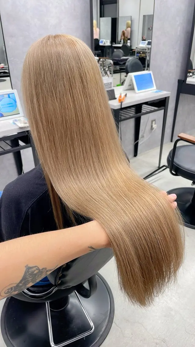 ロング カラー ベージュカラー ハイトーンカラー ミルクティーベージュ ヘアカラー LUXBE LUCE 愁のヘアスタイル