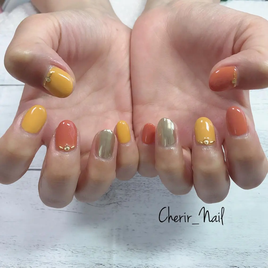 ネイル カジュアル ゴールド ミラーネイル ワンカラーネイル オレンジ Cherirnail kaoriのネイルデザイン