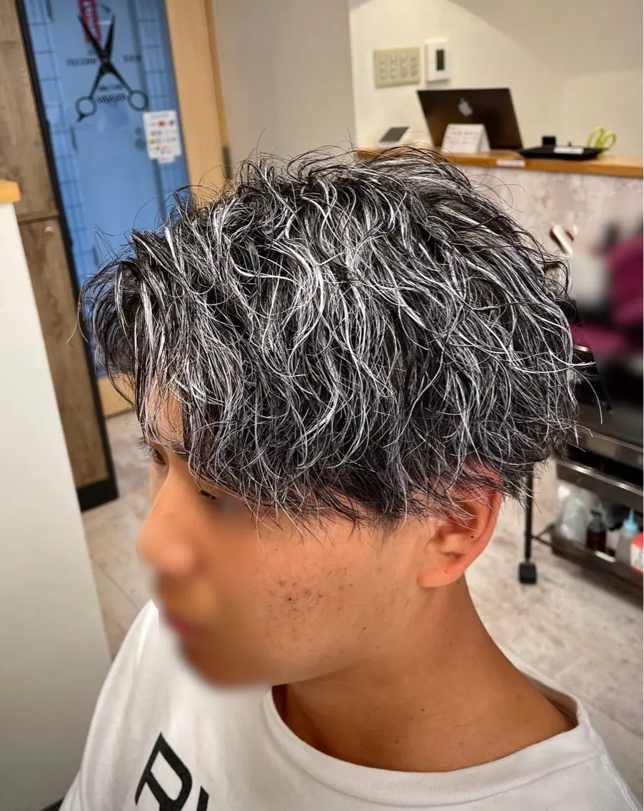 🌟男性限定🌟デザインカット+特殊パーマ+ブリーチメッシュ(ホワイト込み)+トリートメント+眉カットの写真