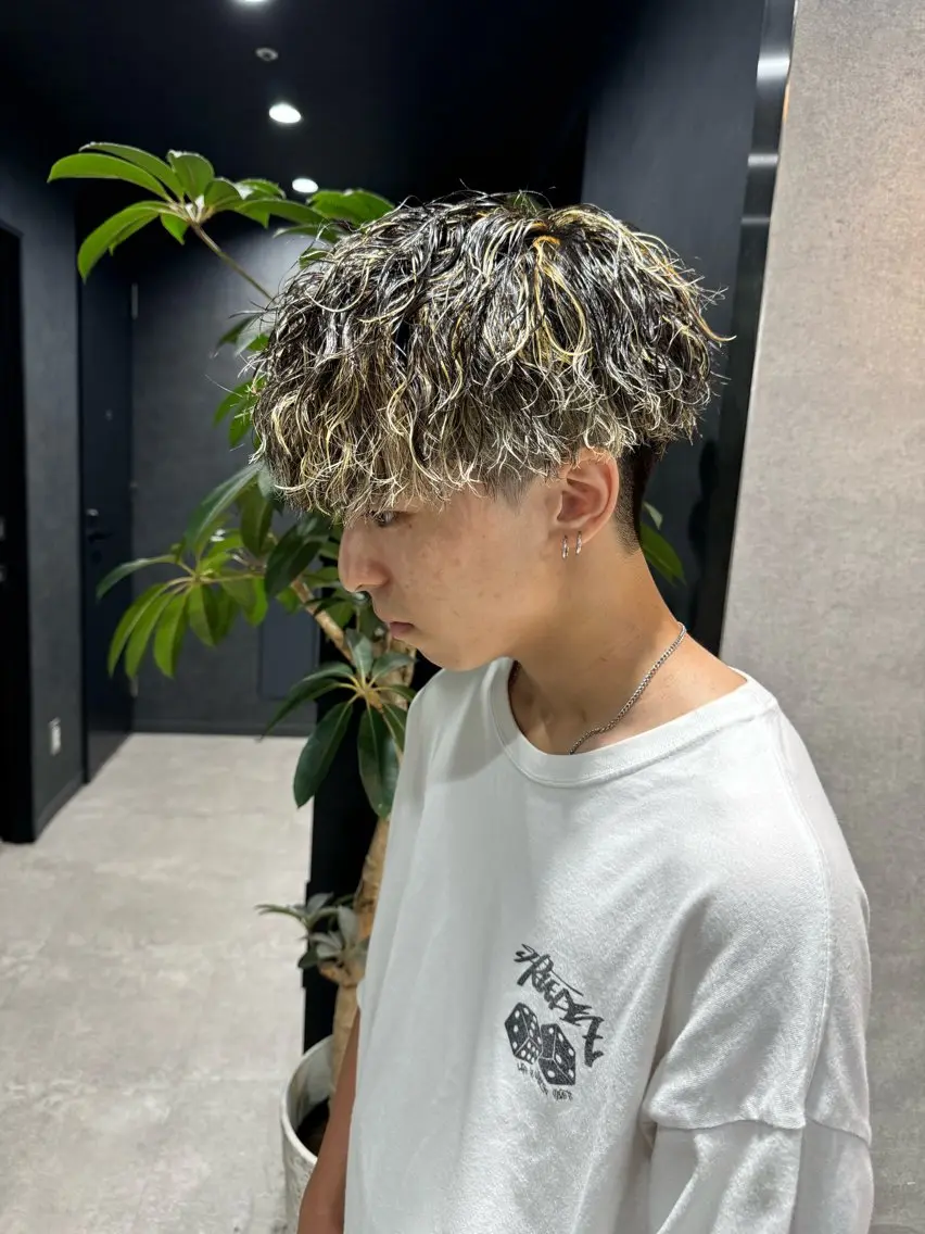 ショート カラー パーマ ヘアアレンジ メンズ メンズブリーチ センターパート メンズハイライト メンズハイトーン マッシュ カット パーマ トリートメント ヘッドスパ ヘアセット スパイキー/フェザー /波巻き/かいとのヘアスタイル