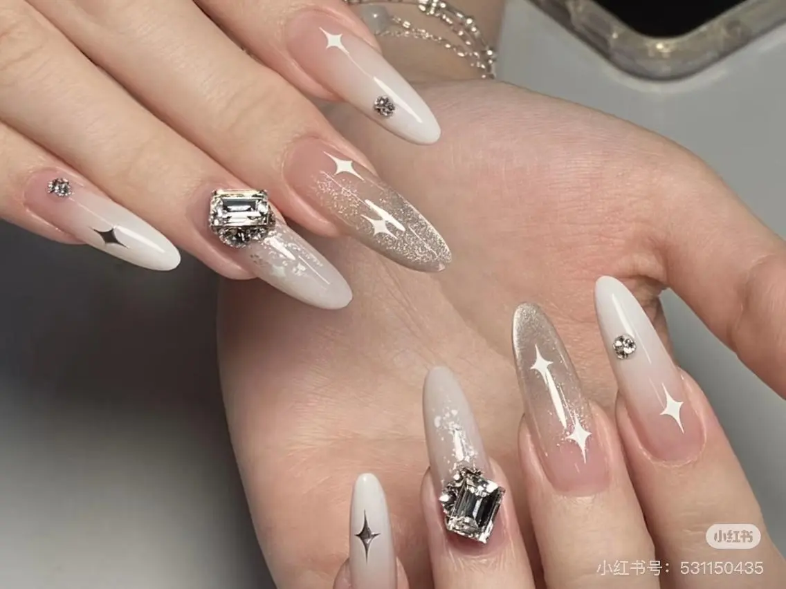 ネイル ジェルネイル グラデーション ミディアムネイル ニュアンスネイル シンプルネイル 🌷Hana 🌷のネイルデザイン